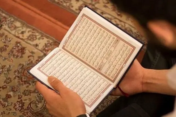خواندن دعا و زیارت به شکل خوابیده اشکال دارد؟
