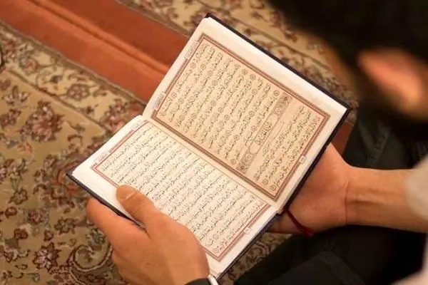 خواندن دعا و زیارت به شکل خوابیده اشکال دارد؟