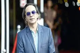 حمله شدید کارن همایونفر به سلبریتی‌ها