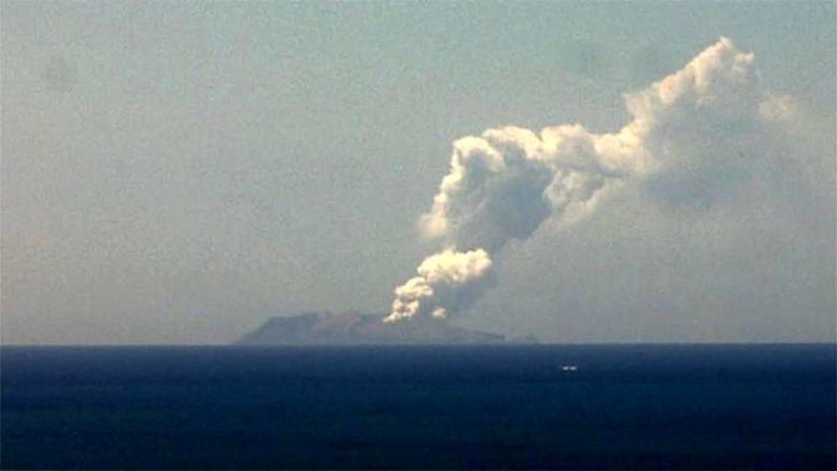 عکس: آتشفشان در نیوزیلند یک نفر را به کام مرگ فرستاد