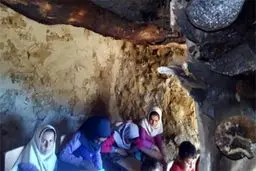 مدرسه ای در حوالی شهر ایذه که دانش‌آموزان با هیزم گرم ‌می‌شوند!