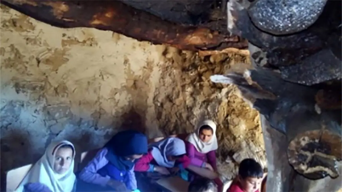 مدرسه ای در حوالی شهر ایذه که دانش‌آموزان با هیزم گرم ‌می‌شوند!