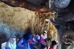 مدرسه ای در حوالی شهر ایذه که دانش‌آموزان با هیزم گرم ‌می‌شوند!
