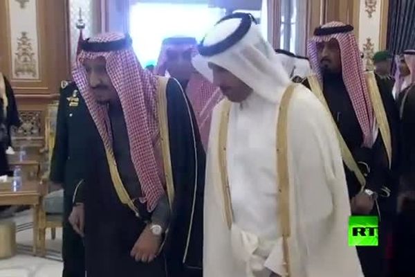 فیلم: استقبال شاه سعودی از نخست‌وزیر قطر