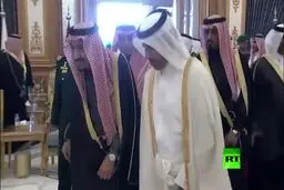 فیلم: استقبال شاه سعودی از نخست‌وزیر قطر
