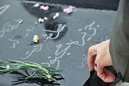 چرا هنگام فاتحه خواندن روی سنگ قبر ضربه می‌زنند؟