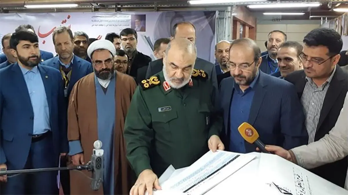 سرلشکر سلامی از نمایشگاه پیشگامان گام دوم انقلاب بازدید کرد