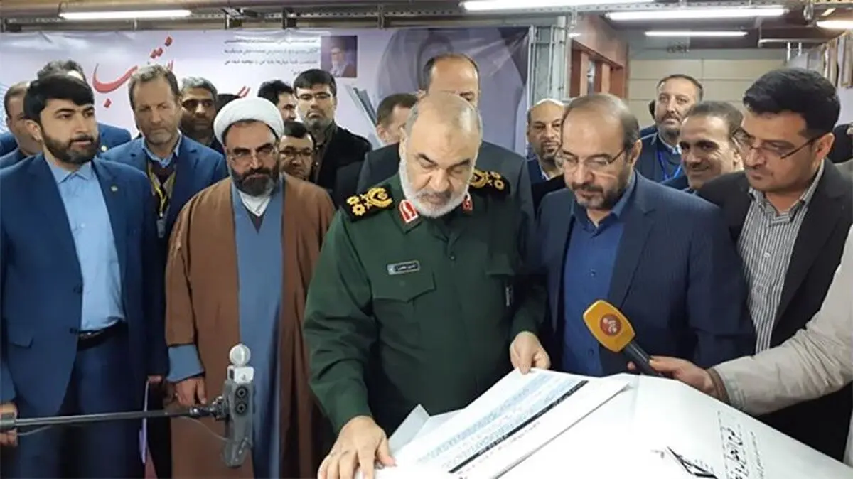 سرلشکر سلامی از نمایشگاه پیشگامان گام دوم انقلاب بازدید کرد