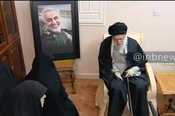 فیلم: حضور رهبرانقلاب در منزل سردارِ شهید، سپهبد حاج قاسم سلیمانی