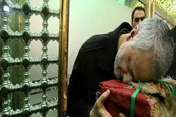 تصویر: شهید سپهبد قاسم سلیمانی در لباس خادمی حرم امام رضا(ع)