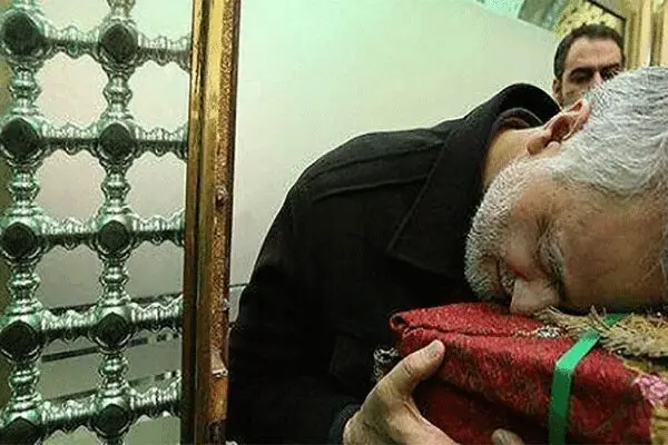 تصویر: شهید سپهبد قاسم سلیمانی در لباس خادمی حرم امام رضا(ع)