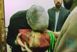 فیلم: زیارت‌نامه خوانی سردار سلیمانی در ضریح امام رضا