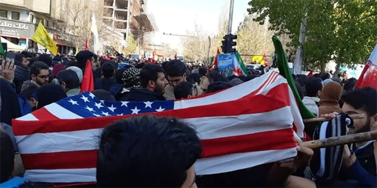مردم تهران تابوت سربازان آمریکایی را به نمایش درآوردند