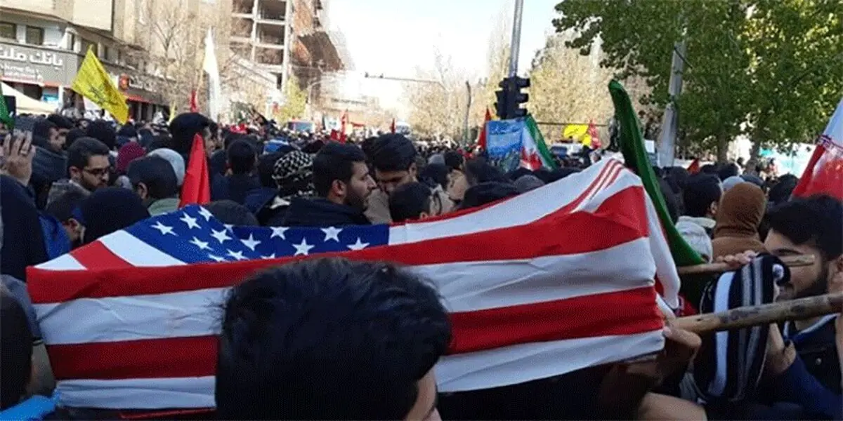 مردم تهران تابوت سربازان آمریکایی را به نمایش درآوردند