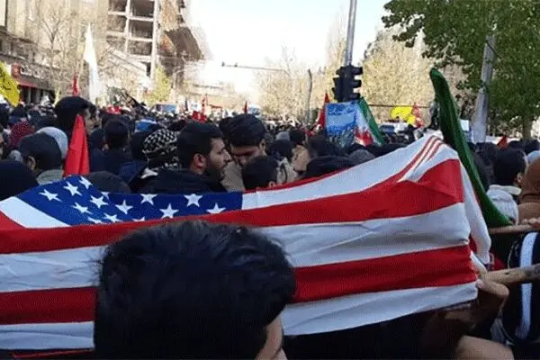 مردم تهران تابوت سربازان آمریکایی را به نمایش درآوردند