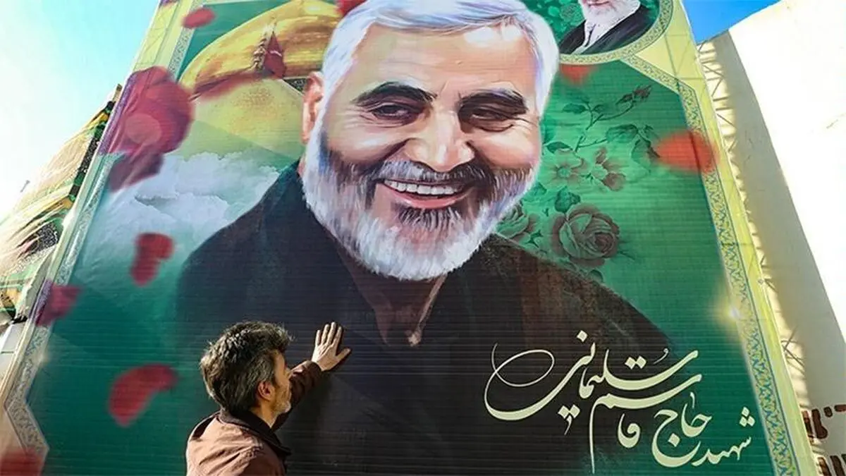 اهتزاز بزرگترین پرچم یادبود سردار دل‌ها در برج میلاد