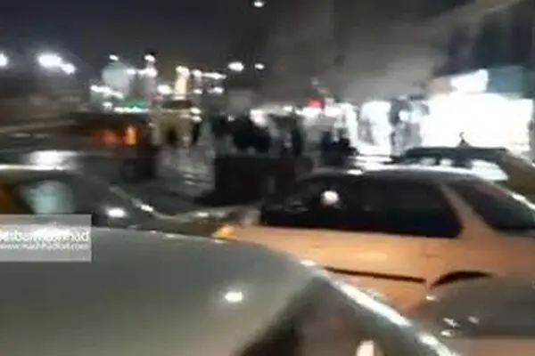 فریاد مرگ بر آمریکا مشهدی ها پس از آغاز عملیات انتقام سخت