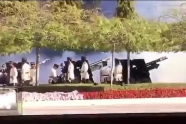 فیلم: شلیک ۵۰ گلوله توپ به مناسبت ۵۰ سال حمکرانی سلطان قابوس