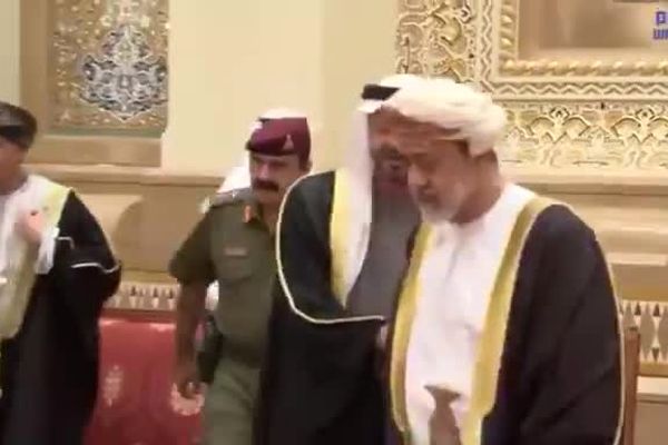 فیلم: بی اعتنایی پادشاه جدید عمان به ولیعهد ابوظبی
