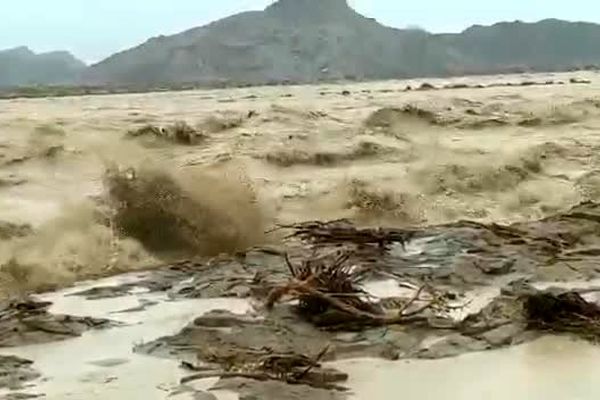 فیلم: جاری شدن سیل در شهر بنت در استان سیستان و بلوچستان
