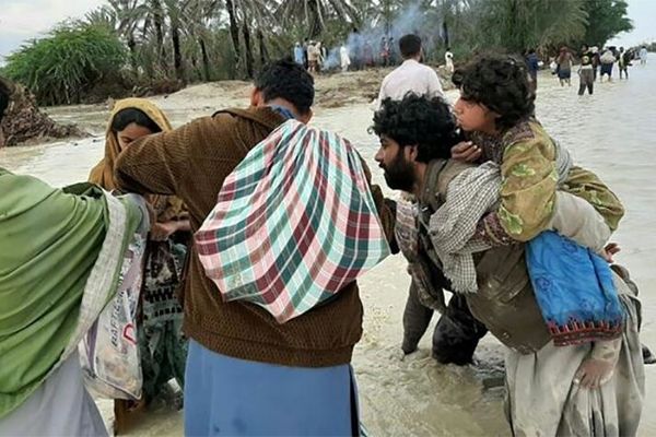 سیل زدگان سیستان و بلوچستان در انتظار بالگردهای امدادی و آذوقه