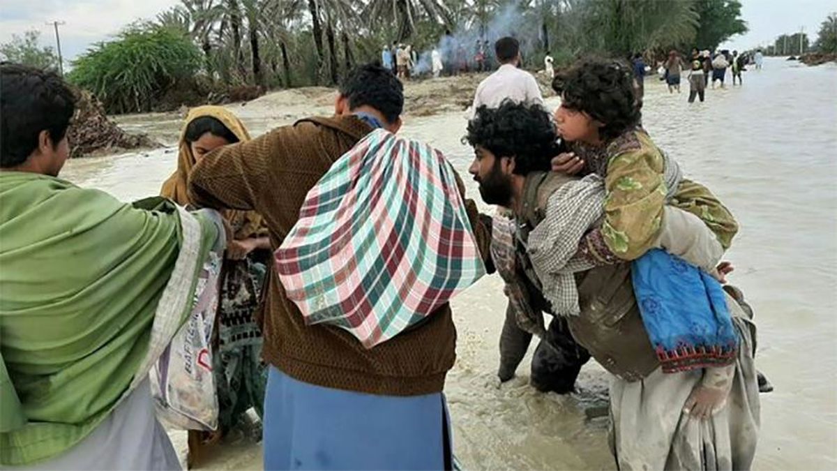 سیل زدگان سیستان و بلوچستان در انتظار بالگردهای امدادی و آذوقه