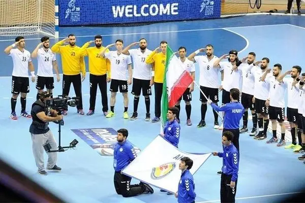 عکس: احترام خاص هندبالیست‌ها به پرچم ایران