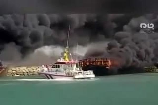 فیلم: آتش گرفتن ۴ لنج باری و ماهیگیری در اسکله بندرجاسک