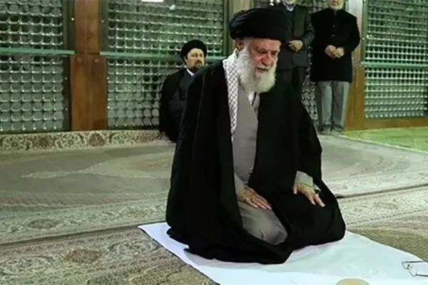 رهبر معظم انقلاب در مرقد امام خمینی(ره) و گلزار شهدا حضور یافتند