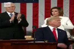 فیلم: پلوسی متن سخنرانی ترامپ را پاره کرد!