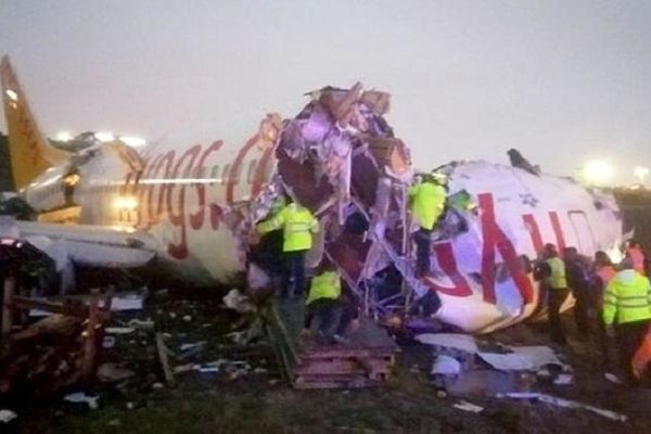 هواپیمای مسافربری در ترکیه از باند خارج و دو نیم شد