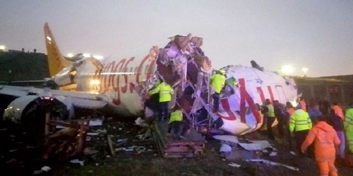 هواپیمای مسافربری در ترکیه از باند خارج و دو نیم شد