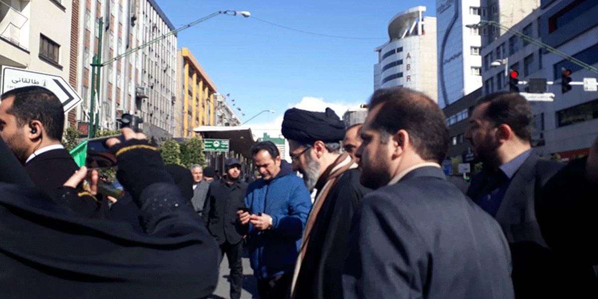 عکس: حضور حجت‌الاسلام مجتبی خامنه‌ای در راهپیمایی ۲۲ بهمن