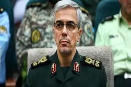 پوشش متفاوت سرلشگر باقری در راهپیمایی ۲۲ بهمن