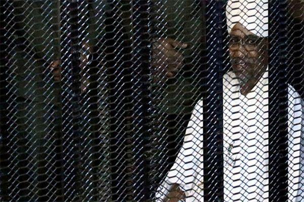 سودان، عمر البشیر را به دادگاه بین‌المللی می‌سپارد