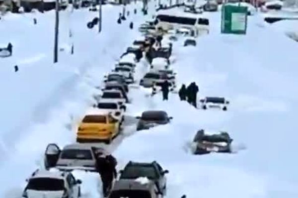 فیلم: مسافران گرفتار شده در برف سنگین گیلان