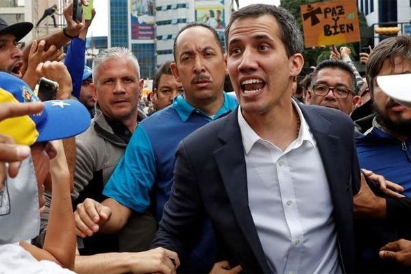 استقبال مردم ونزوئلا با شعار «قاتل» از گوایدو