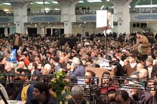 درخواست مردم از فرمانده کل سپاه در مصلی تهران