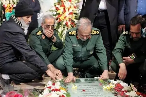 عکس: سردار فدوی بر سر مزار حاج قاسم