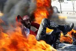 عکس: حرکت عجیب یک معترض عراقی در میان آتش