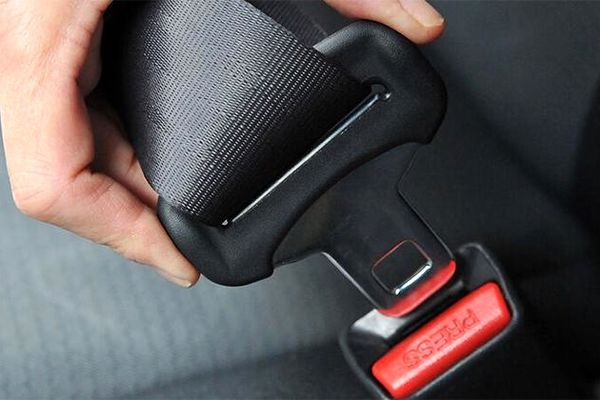 اعمال جریمه برای رانندگان خودرو با سرنشین بدون کمربند