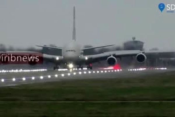 فیلم: جدال هواپیمای مسافربری با طوفان در فرودگاه لندن
