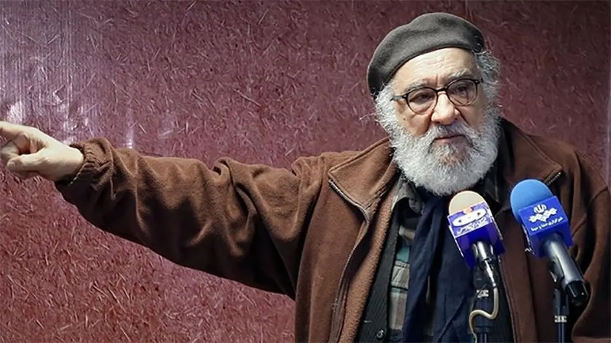 عکس: بوسه داریوش ارجمند بر تصویر سردار سلیمانی