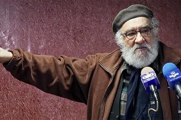 عکس: بوسه داریوش ارجمند بر تصویر سردار سلیمانی