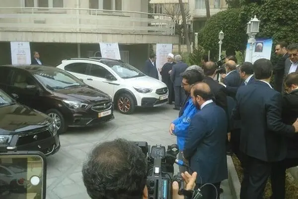 عکس: رونمایی از چند خودروی داخلی در حیاط دولت