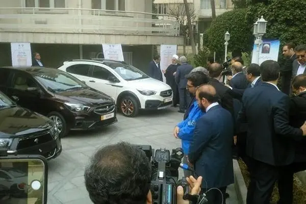 عکس: رونمایی از چند خودروی داخلی در حیاط دولت