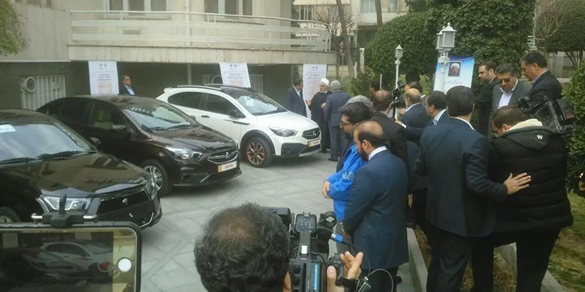 عکس: رونمایی از چند خودروی داخلی در حیاط دولت