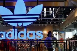 چگونه کارخانه جات مشهور به جنگ کرونا رفته‌اند؟