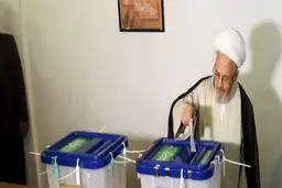 آیت الله سبحانی رای خود را به صندوق انداخت