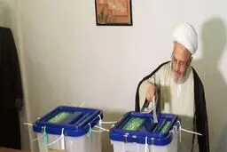 آیت الله سبحانی رای خود را به صندوق انداخت